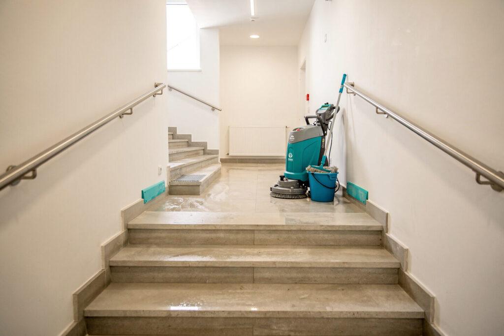 2BRUEDER e.K. führt die Grundreinigung für das Treppenhaus als Vorbereitung für die laufende Pflege durch